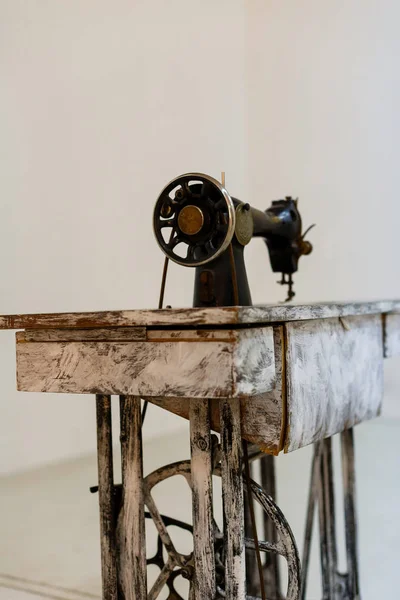 La vieille machine à coudre sur fond blanc — Photo