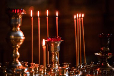 kilise. Ortodoks. Hıristiyanlık. yanan mumlar. simge. din.