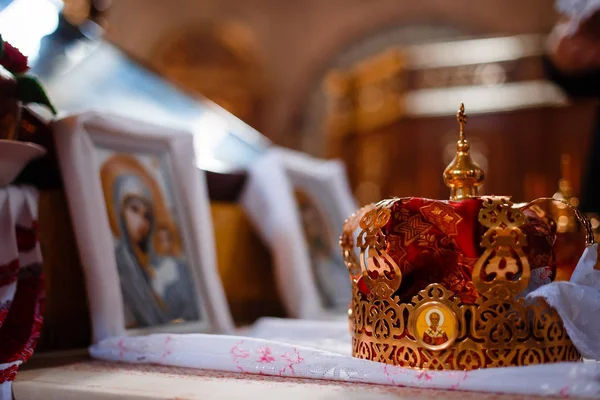 Corona para la boda en la iglesia ortodoxa —  Fotos de Stock