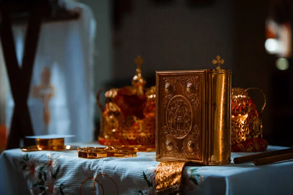 Koruna pro svatbu v pravoslavné církvi — Stock fotografie