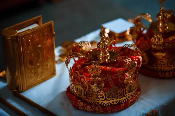Corona para la boda en la iglesia ortodoxa —  Fotos de Stock