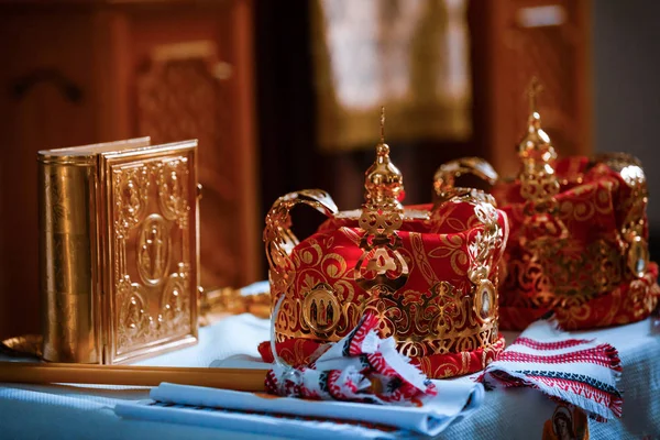 Kroon voor bruiloft in orthodoxe kerk — Stockfoto