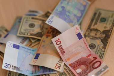 Nakit izole masaya: dolar, euro para tüm karmaşa içinde küresel kriz kavramı kırık