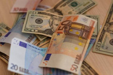 Nakit izole masaya: dolar, euro para tüm karmaşa içinde küresel kriz kavramı kırık