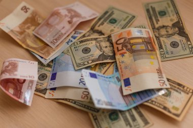 Nakit izole masaya: dolar, euro para tüm karmaşa içinde küresel kriz kavramı kırık