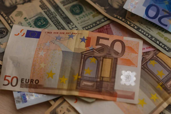 Cash dollars liggend op het vliegtuig. en de euro de tabel — Stockfoto