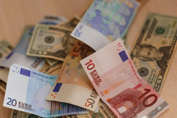 Contant geld op tafel geïsoleerd: dollars, euro geld gebroken all-in-mess en het concept van de wereldwijde crisis — Stockfoto
