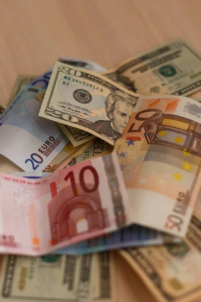 Contant geld op tafel geïsoleerd: dollars, euro geld gebroken all-in-mess en het concept van de wereldwijde crisis — Stockfoto