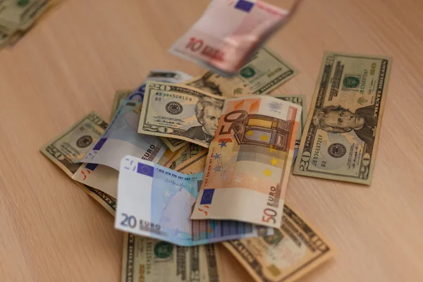 Efectivo en la mesa aislado: dólares, dinero roto en euros Todo en lío, concepto de crisis global —  Fotos de Stock