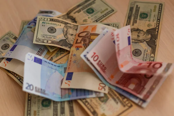 Contant geld op tafel geïsoleerd: dollars, euro geld gebroken all-in-mess en het concept van de wereldwijde crisis — Stockfoto