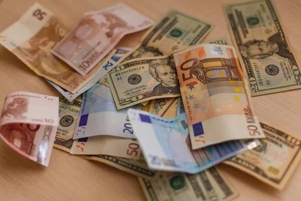 Наличные на столе изолированы: доллары, евро сломанные деньги Все в беспорядке, глобальная кризисная концепция — стоковое фото