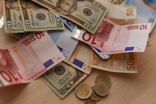 Nakit izole masaya: dolar, euro para tüm karmaşa içinde küresel kriz kavramı kırık