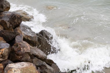 Kayalara derin kırma dalgalar deniz isabet cliff mavi. . Güçlü. üzerine sıçramasına. Güçlü okyanus isabet