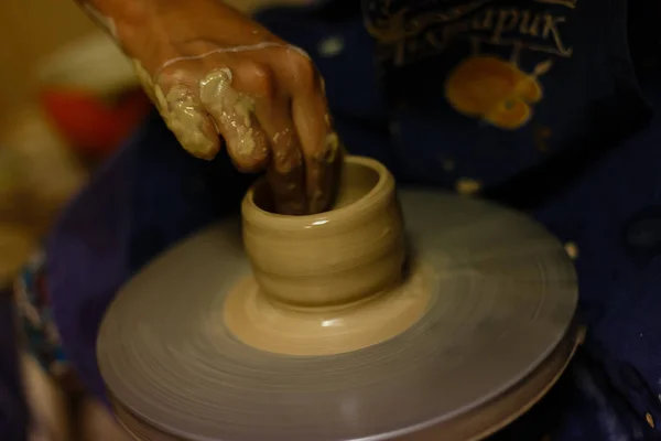 Alfarero de arcilla creando en la rueda de cerámica —  Fotos de Stock