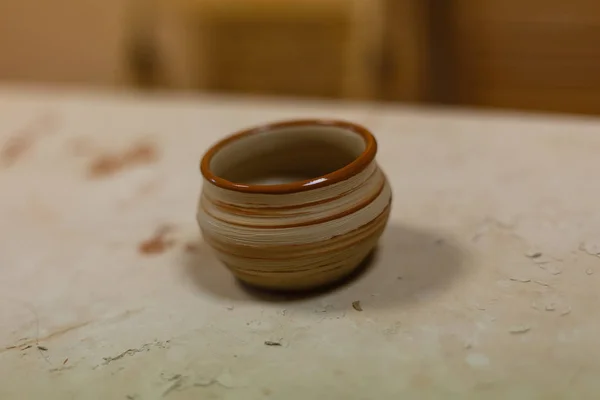 Alfarero de arcilla creando en la rueda de cerámica — Foto de Stock