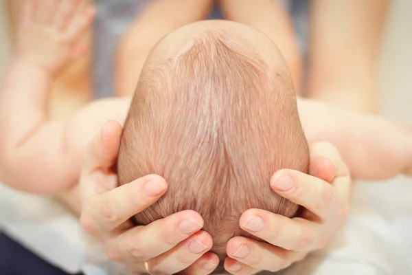 Pequeño niño recién nacido en manos de la madre — Foto de Stock