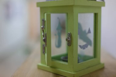 Ahşap fener - Amerikan bayrağı motifi arka karşı çekim yanma ile ahşap çerçeve beyaz mum yatay renkli görüntü.