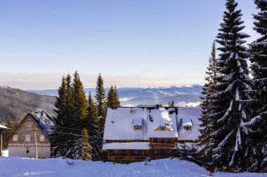 Snowmass - güzel renkli manzarada küçük yerleşim bölgesinde kulübelerin arka plan ile bir kayak merkezi Aspen Colorado Hdr görüntüsündeki ağaçlarıyla çevrili