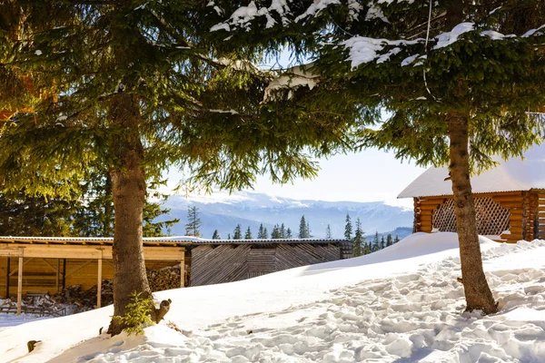 Hütte in den Bergen im Winter — Stockfoto