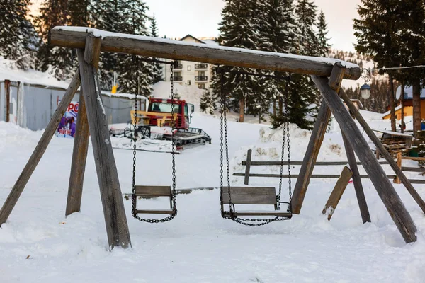 Cena de inverno abstrata com um balanço de jardim coberto de neve, aparecendo para convidar todos a fazer uma pausa, fazer lanche e desfrutar da paisagem em geral os momentos únicos da vida . — Fotografia de Stock