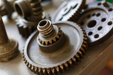 Eski dizel motor ve yedek parçaları.