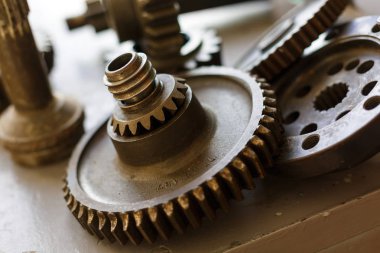 Eski dizel motor ve yedek parçaları.