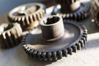 Eski dizel motor ve yedek parçaları.