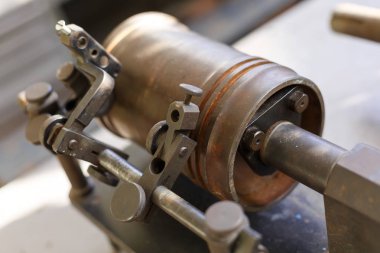 Eski dizel motor ve yedek parçaları.