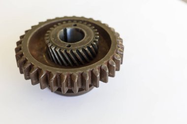 Beyaz arka plan üzerinde izole gerçek paslanmaz çelik dişli