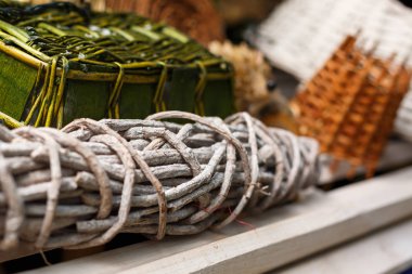 Düğün masası kırsal tarzda ayarlanıyor