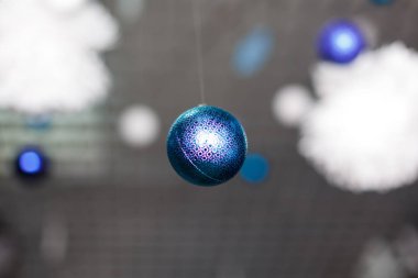 bir ağaç Noel süsler