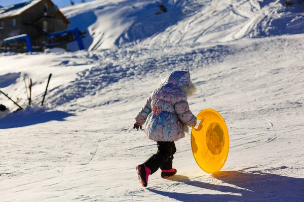 Fünfjähriges Mädchen steht mit Händen auf eisigem Hügel — Stockfoto