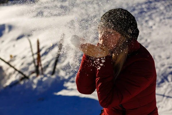 Junges Mädchen pustet magischen Schnee — Stockfoto