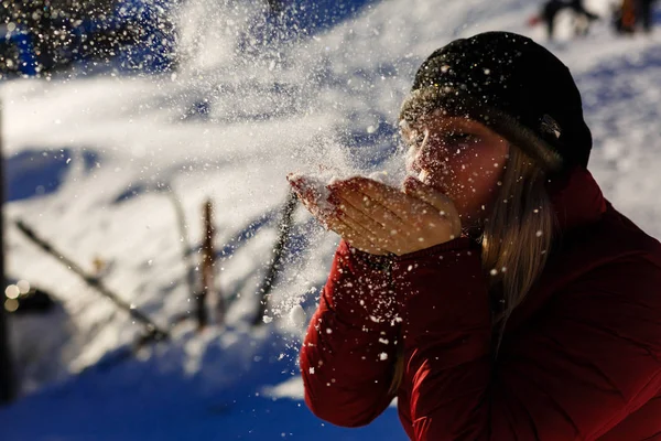 Jovem menina soprando neve mágica — Fotografia de Stock