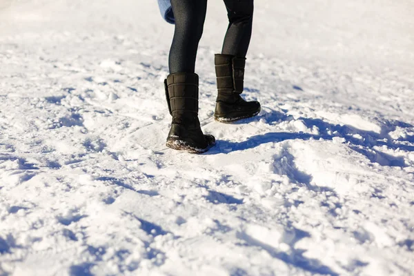 Девушка ходит по снегу — стоковое фото