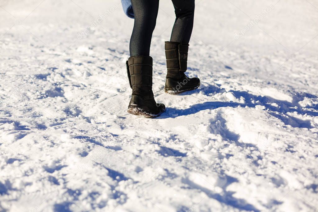 Girl walks in the snow