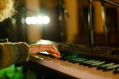 Elektrikli piyano çalan kadın
