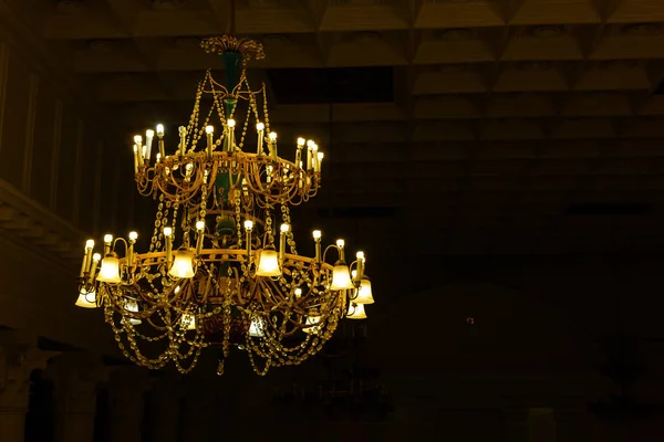 Lustre ricamente teatral no interior vintage moderno com lâmpadas de poupança de energia — Fotografia de Stock