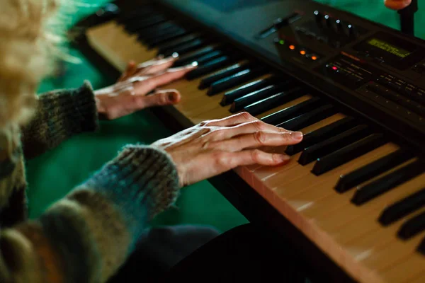 Femme jouant sur piano électrique — Photo