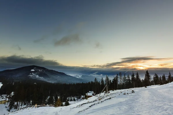 Fantástico paisaje naranja de noche que brilla por la luz del sol. Dramática escena invernal con árboles nevados. Cárpatos, Ucrania, Europa. Feliz Navidad. — Foto de stock gratis