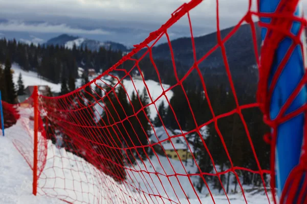 Obrony netto na kurort narciarski w dzień jasny zima — Zdjęcie stockowe