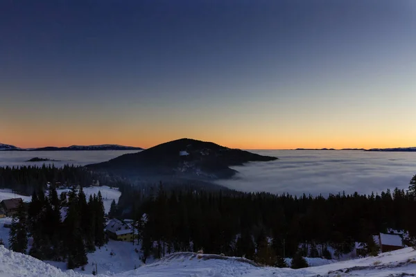 Fantastische orangefarbene Abendlandschaft, die vom Sonnenlicht erleuchtet wird. dramatische winterliche Szene mit schneebedeckten Bäumen. Karpaten, Ukraine, Europa. Frohe Weihnachten — Stockfoto