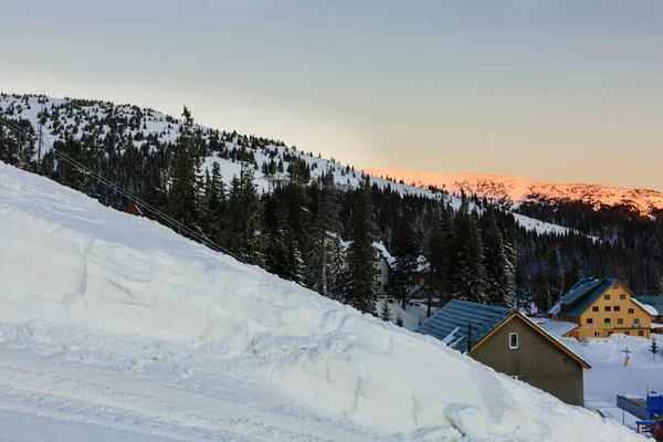 Fantastisk orange kväll landskap glödande av solljus. Dramatiska vintrig scen med snötäckta träd. Karpaterna, Ukraina, Europa. God Jul — Stockfoto