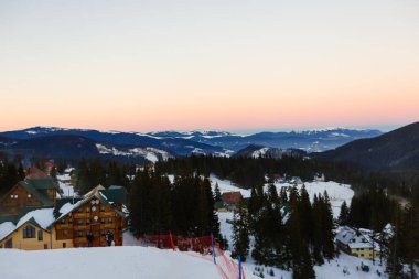 Güneş doğarken kış dağ manzarası. Karpat Dağları, Ukrayna