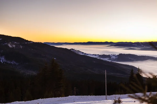 Sonnenaufgang in der winterlichen Berglandschaft. in den Karpaten, Ukraine — Stockfoto