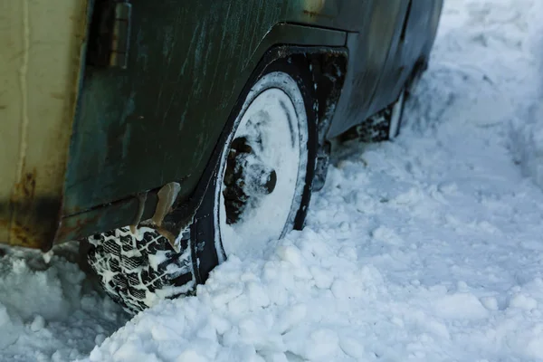 El coche quedó atrapado en la nieve. —  Fotos de Stock