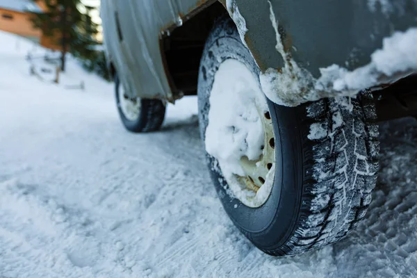 Foto recortada de coche cubierto de nieve. Neumáticos de invierno  . —  Fotos de Stock