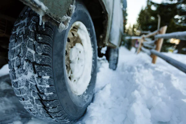 Foto recortada de coche cubierto de nieve. Neumáticos de invierno  . —  Fotos de Stock