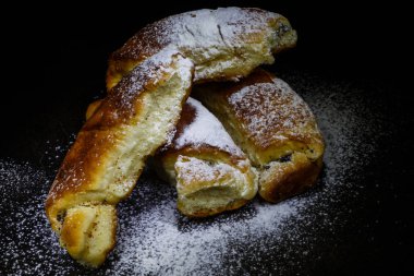 Haşhaş tohumu ve doldurma kuru üzüm ile tatlı rulolar