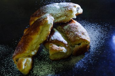 Haşhaş tohumu ve doldurma kuru üzüm ile tatlı rulolar